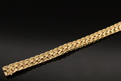 null Bracelet en or jaune 18K (750) à maille tressée articulée.

Poids : 16.1 g.