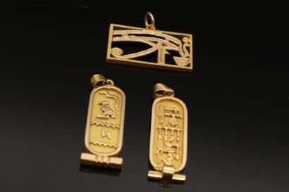 null Trois pendentifs égyptiens en or 18K (750) et 14K (585) l'un orné d'une croix...