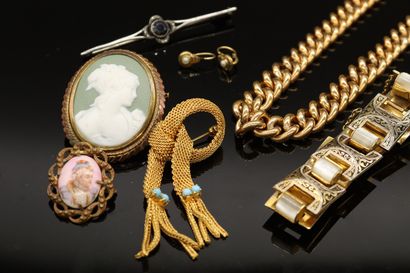 null Ensemble de bijoux fantaisie :

- broche de style Art Déco, la monture en argent...