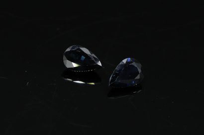 null Pairing of pear sapphires on paper.

Weight : 1.10 cts.