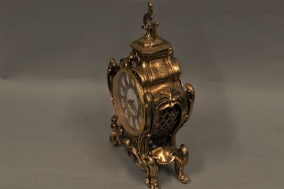 null JAEGER

Pendule à quartz, en bronze doré, de style Louis XV à décor rocaille,...