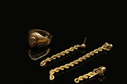 null Lot d'or comprenant :

- une chevalière en or jaune 18k (750) chiffrée "B" 

Poids...
