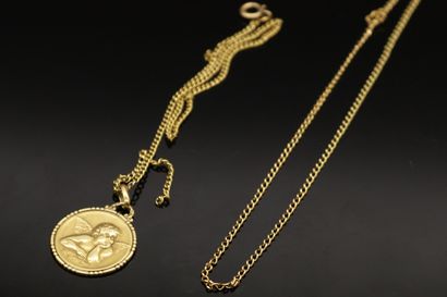 null Debris d'or jaune 18k (750) comprenant une médaille et deux chaines. 

Poids...