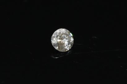 Diamant rond sur papier.

Poids : 0.13 c...