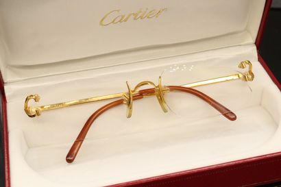 null 
CARTIER




Monture de lunettes en métal doré, signée Cartier, dans son écrin...
