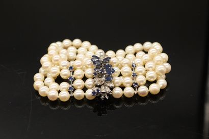 null Bracelet quatre rangs de perles de culture. Le fermoir en or gris 18k (750)...