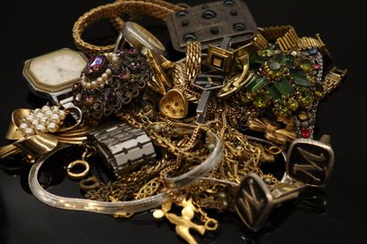 null Lot de bijoux fantaisies comprenant :

- broches

- montres bracelet et une...