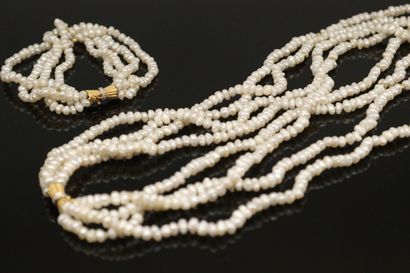 null Lot de bijoux comprenant : 

- un collier en perles baroques avec un fermoir...