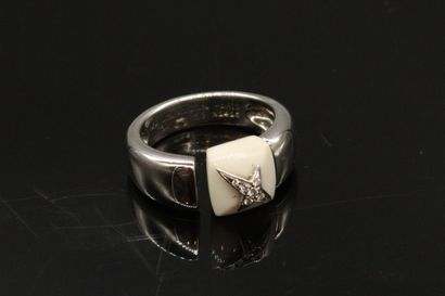 null Bague Mauboussin or gris 18k (750), céramique blanche et petits diamants. Modèle...