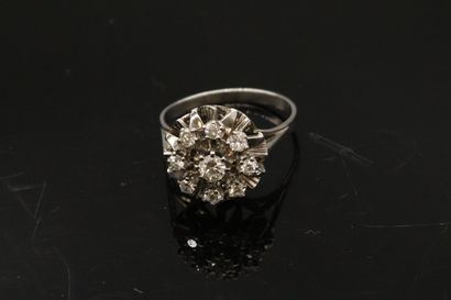 null Bague dôme en or gris 18k (750) ornée d"un diamant rond dans un entourage de...