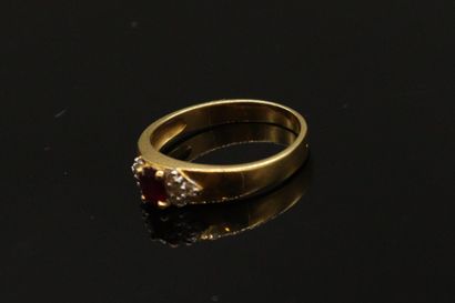 null Bague en or jaune 18k (750) ornée d'un rubis ovale épaulé de trois diamants...