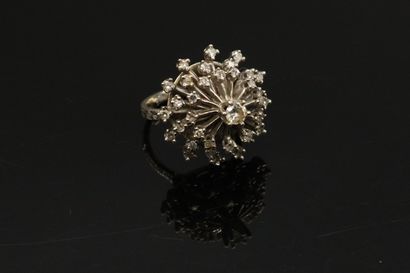 null Bague dôme en or gris 18k (750) ornée d'un diamant rond en son centre dans un...