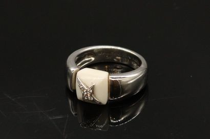 null Bague Mauboussin or gris 18k (750), céramique blanche et petits diamants. Modèle...
