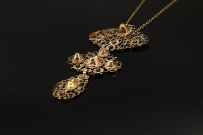 null Croix dite "de Flandres"

en or jaune (750) ornée de diamants bruts taille rose.

Poinçon...