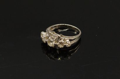 null Bague en or blanc 18K (750) ornée de cinq diamants ronds, le principal de 0.30...