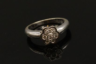 null Bague fleur en or gris 18k (750) ornée de diamants. 

Tour de doigt : 54 - Poids...