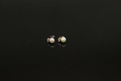null Paire de clous d'oreilles en or jaune et gris 18k (750) ornés chacun d'une perle...
