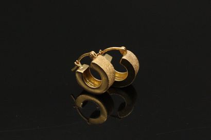 null Paire de boucles d'oreilles en or jaune 18K (750) formées d'un large anneau...