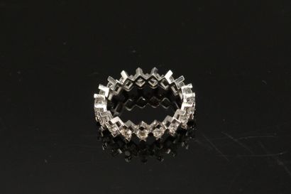 null Alliance en or gris 18K (750), entièrement sertie de diamants ronds de taille...