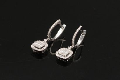 null Pendants d'oreilles rectangulaires en or gris 18k (750) ornés de petits diamants...