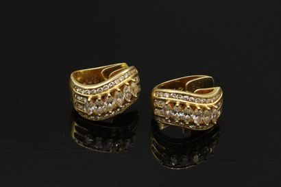 null 
Boucles d'oreilles créoles en or jaune 14k (585) et 9 k (375) ornées de diamants...