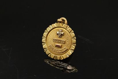 null AUGIS - Médaille d'amour en or jaune et gris 18k (750) avec inscription "+ qu'

hier...