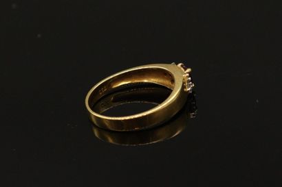 null Bague en or jaune 18k (750) ornée d'un rubis ovale épaulé de trois diamants...