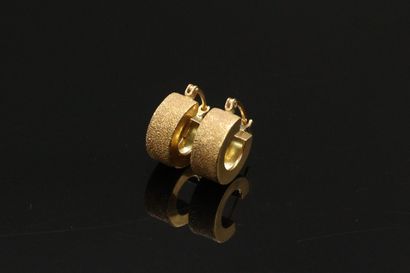 null Paire de boucles d'oreilles en or jaune 18K (750) formées d'un large anneau...