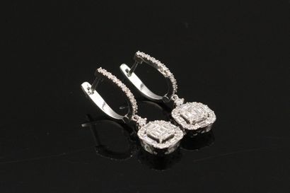 null Pendants d'oreilles rectangulaires en or gris 18k (750) ornés de petits diamants...