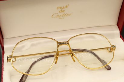 null 
MUST DE CARTIER




Monture de lunettes en métal doré, signée Cartier, collection...