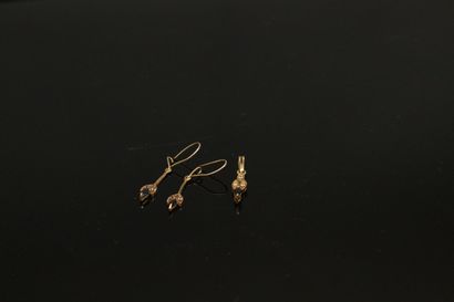 null Demi parure en or jaune 18k (750) comprenant un pendentif et une paire de pendants...