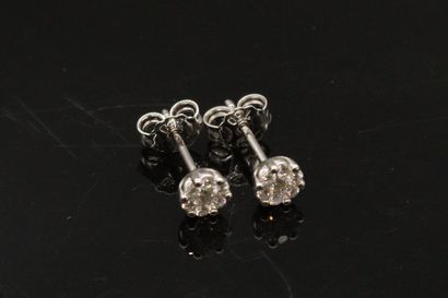 null Paire de clous d'oreilles ronds en or gris 18k (750) ornés de sept petits diamants...