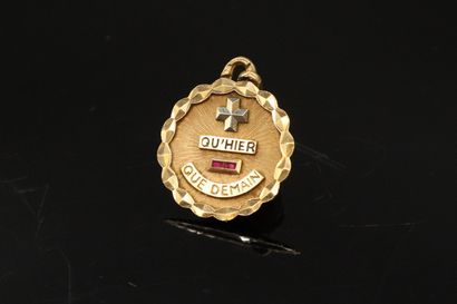 null AUGIS - Médaille d'amour en or jaune et gris 18k (750), avec "inscription "...