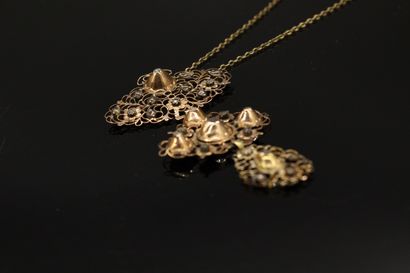 null Croix dite "de Flandres"

en or jaune (750) ornée de diamants bruts taille rose.

Poinçon...
