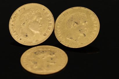 null Lot of three gold coins of 10 Francs : 

- a 10 Francs coin with a rooster (1907)

-...