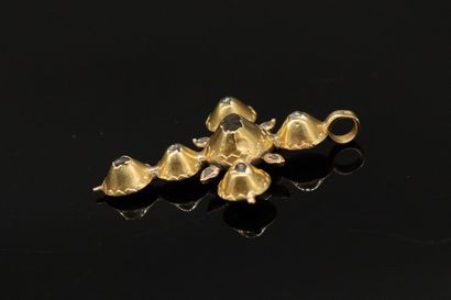 null Quadrille en or jaune (750) ornée de dix petits diamants noirs taille rose.

Poinçon...