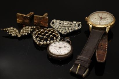 null Lot de bijoux fantaisies comprenant :

- broches

- montres bracelet et une...