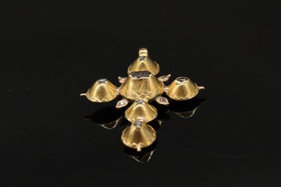 null Quadrille en or jaune (750) ornée de dix petits diamants noirs taille rose.

Poinçon...