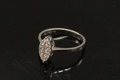 null Bague marquise en or gris 18K (750), pavée de diamants ronds de taille brillant....