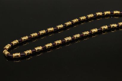 null Collier alterné de perles en métal doré et résine. 

Tour de cou : 42.5 cm.