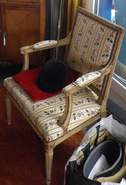 null Un fauteuil et une chaise de style Louis XVI garnis de tissu à bandes de fleurs...
