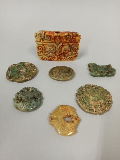 null CHINE - XXème siècle

Réunion d'objets comprenant sceaux, pendentifs et statuettes...