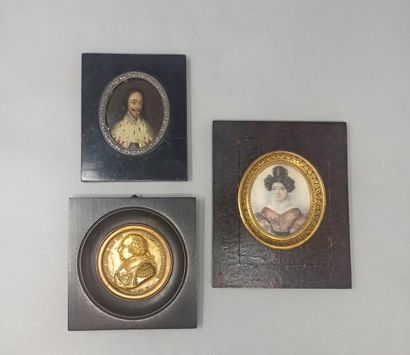 Lot of three miniatures : 
 
- French school...