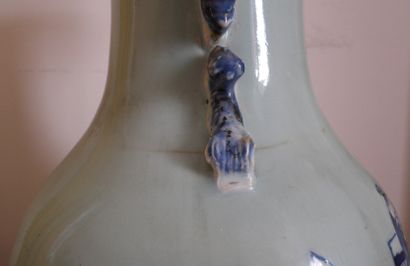 null CHINA

Earthenware vase with blue decoration of dignitaries. China XXth.

Height...