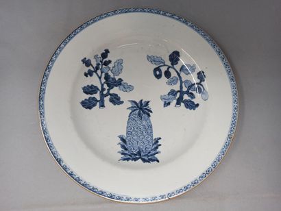 null Lot composed of two porcelain dishes of the Compagnie des Indes with blue-white...