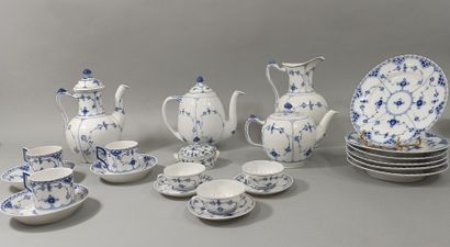 null Service à thé en porcelaine modèle à décor d'un motif floral dit « Fleur Bleu...