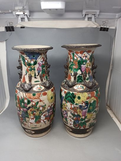 null Paire de vases en grès de Nankin à décor en émaux polychromes de scènes de batailles....