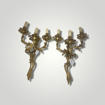 null Pair of 3 lights sconces in gilt bronze, Rocaille style