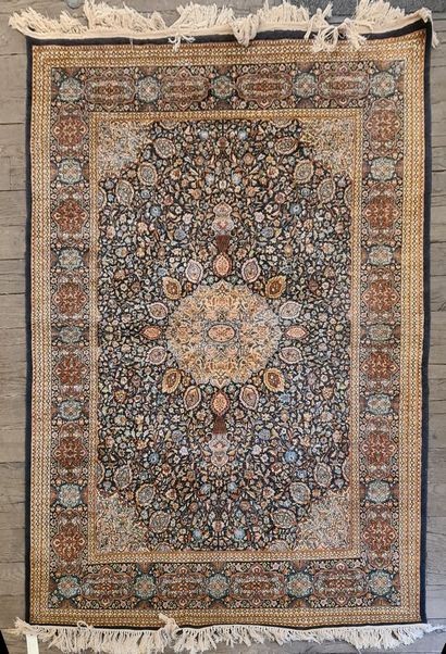 null Tapis Cachemire en laine et soie à décor Ardebil. 

H. 265 - L. 182 cm