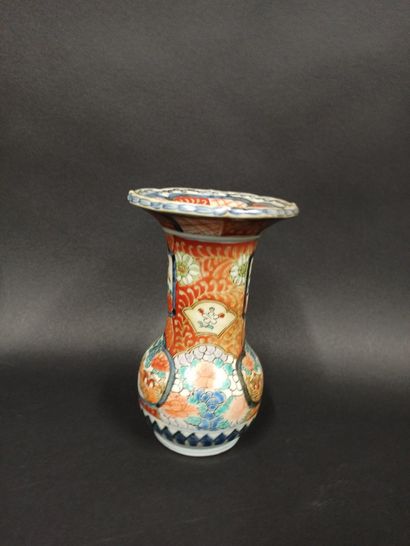 null Petit vase en porcelaine Imari à décor de paysages et de fleurs, col légèrement...